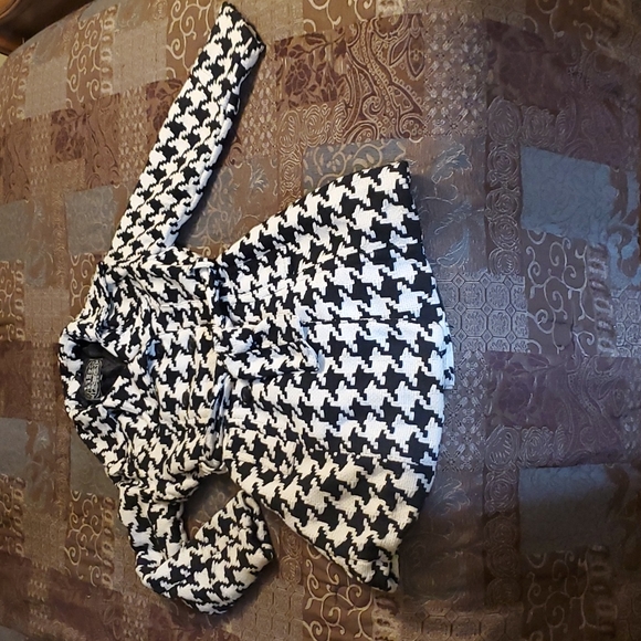 last kiss Jackets & Blazers - Coat/Jacket Black and White. Can be worn  as Dressy or Casual  Sz M.